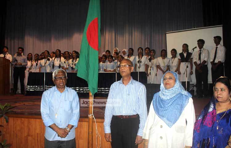 অনুষ্ঠানের শুরুতে জাতীয় সংগীত পরিবেশন করা হয়। ছবি : বিপ্লব দিক্ষিৎ