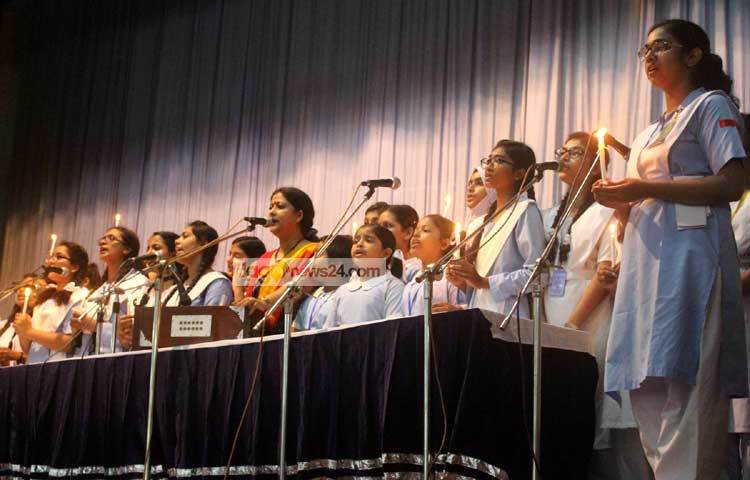 মোমবাতি জ্বালিয়ে জাতীয় সংগীত করছে ভিকারুননিসা নূন স্কুল অ্যান্ড কলেজের ছাত্রীরা। ছবি : বিপ্লব দিক্ষিৎ