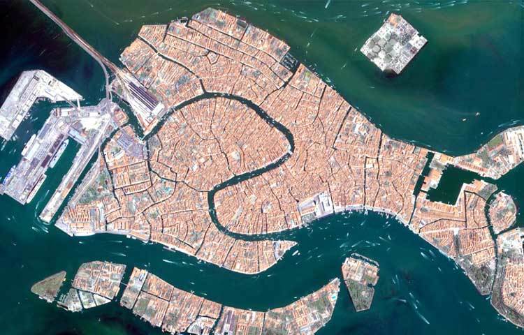 ভেনিস : বিশ্বের সব দেশেই ইতালির ভেনিস শহরের সুনাম রয়েছে।