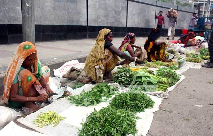 রান্নার উপযোগী করেই এসব সবজি বিক্রি করা হয়। তাই ক্রেতাদের বাসায় নিয়ে বাড়তি কোনো ঝামেলা করতে হয় না। ছবি : বিপ্লব দিক্ষিৎ।