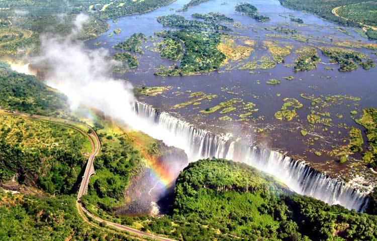 ভিক্টোরিয়া ফলস : আফ্রিকার জাম্বিয়া ও জিম্বাবুয়ের সীমান্তবর্তী এলাকায় এই ফলসটি অবস্থিত।