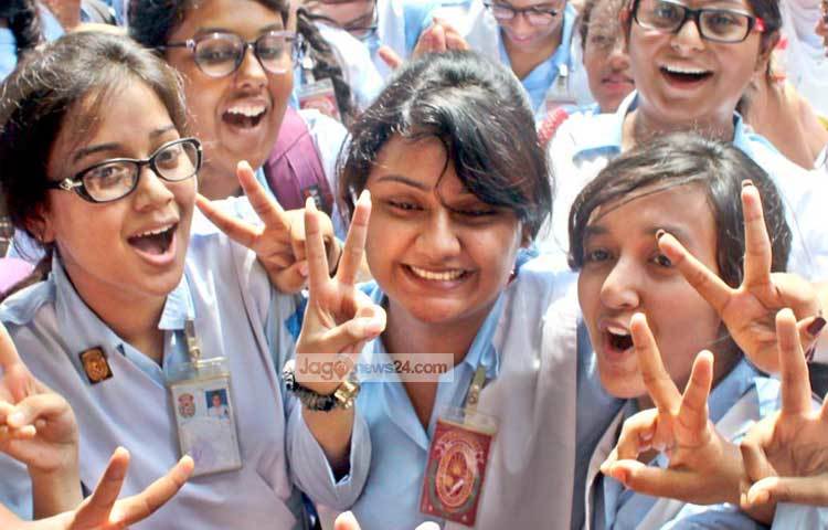 রাজধানীর অন্যতম সেরা বিদ্যাপীঠ ভিকারুননিসা নূন স্কুল অ্যান্ড কলেজে এইচএসসি পরীক্ষায় এবারে পাশের হার ৯৯.৪৩ শতাংশ। ফলাফল প্রকাশের পরপরই ছাত্রীরা বাঁধ ভাঙা উল্লাসে মেতেছে। ছবি : বিপ্লব দিক্ষিৎ।