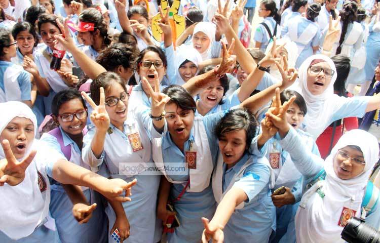 এইচএসসি পরীক্ষার ফলকে কেন্দ্র করে সকাল থেকেই ভিকারুননিসা নূন স্কুল অ্যান্ড কলেজে শিক্ষার্থী ও অভিভাবকদের উপস্থিতি বাড়তে থাকে। ছবি : বিপ্লব দিক্ষিৎ।