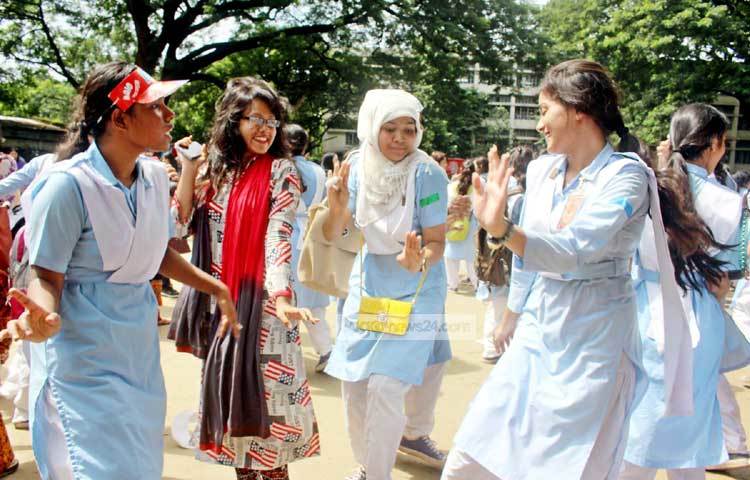 প্রত্যাশিত ফলাফল লাভ করায় আনন্দে নৃত্য পরিবেশন করছে ছাত্রীরা। ছবি : বিপ্লব দিক্ষিৎ।