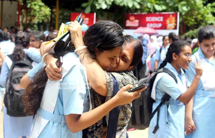 মেয়ে ভালো ফলাফল করায় মা বুকে নিয়ে চুমু খাচ্ছেন। মেয়ে তার মায়ের স্বপ্ন পূরণ করেছে বলেই এমন দৃশ্যের অবতারণা। ছবি : বিপ্লব দিক্ষিৎ।