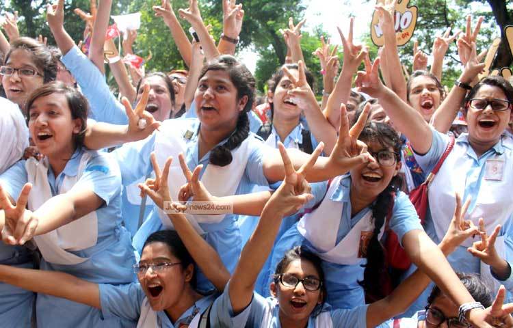 জিপিএ-৫ পেয়ে বান্ধবিদের সঙ্গে কলেজ প্রাঙ্গণে যখন উল্লাস করছে। ছবি : বিপ্লব দিক্ষিৎ।