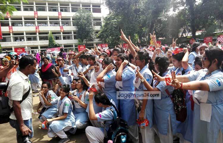 ভিকারুননিসা নূন স্কুল অ্যান্ড কলেজের ফলাফল প্রকাশের পর ফটো সাংবাদিকদের মুখোমুখি ছাত্রীরা। ছবি : বিপ্লব দিক্ষিৎ।