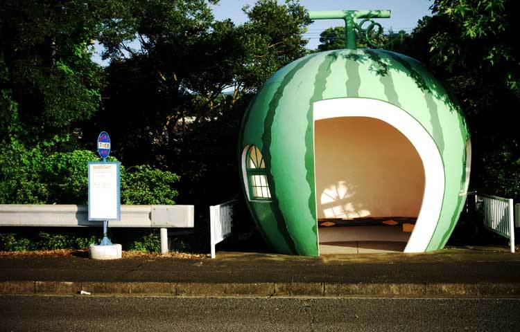 ওয়াটারমেলন বাসস্টপেজ&nbsp; : তরমুজের খোলের আকৃতিতে নির্মিত হয়েছে এ বাসস্টপেজটি। এটি জাপানের ইশায়াতে অবস্থিত।