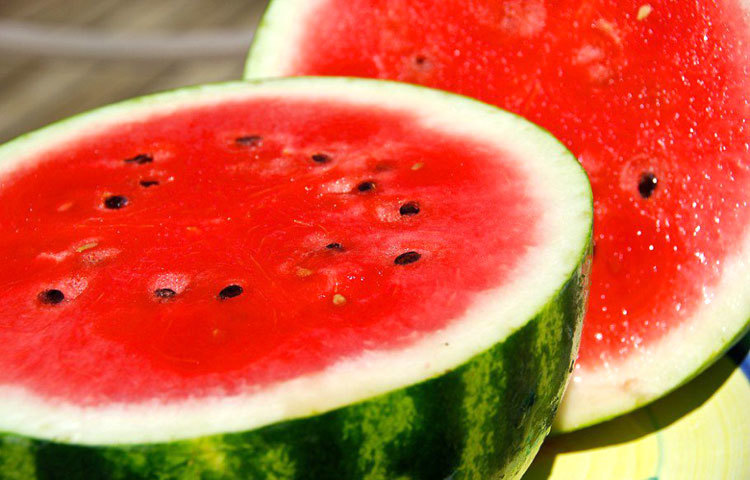 তরমুজ : বাজারে বর্তমানে তরমুজ কম পাওয়া যাচ্ছে। তবে একটু কষ্ট করে হলেও তরমুজ সংগ্রহ করে নিন। কারণ এই গরমের রমজানে শরীর ঠান্ডা রাখতে তরমুজের জুড়ি নেই। তরমুজে শতকরা ৯২ ভাগই পানি রয়েছে। তাছাড়া সারাদিন রোজা রাখার পরে তরমুজ খেতেও অনেক মজা।