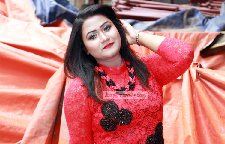 বর্তমান সময়ের সেরাকণ্ঠখ্যাত কণ্ঠশিল্পী ঝিলিক। গান গেয়ে খুব অল্প সময়ের মধ্যেই ব্যাপক শ্রোতাপ্রিয়তা লাভ করেছেন। ছবি : এসডি প্রিন্স।