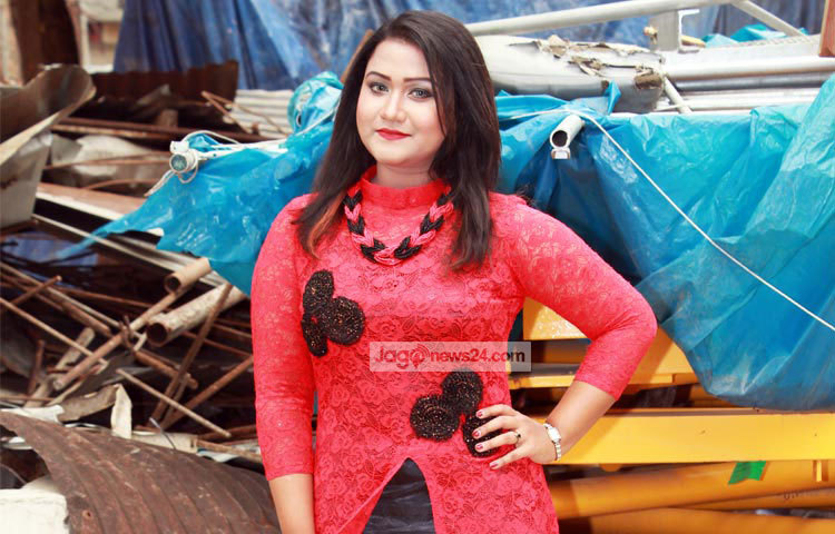 গ্রামের বাড়িতে ঝিলিকের তিন-চার বছর পরপর হয়তো একবার যাওয়া হয়। গ্রামে গেলে সেখানকার জীবন যাপন দেখে তিনি আবেগে আপ্লুত হন। ছবি : এসডি প্রিন্স।