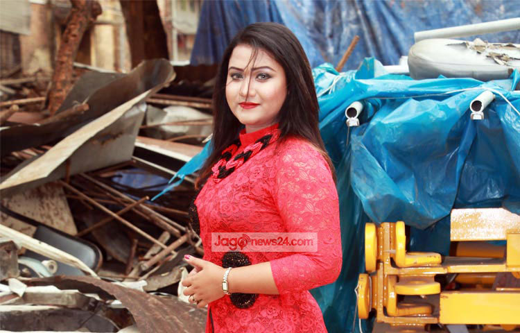 ঝিলিক শৈশব থেকেই খুব শান্তশিষ্ট প্রকৃতির। নিজের সম্পর্কে ঝিলিক বলেন &lsquo;আব্বু-আম্মুর কাছ থেকে শুনেছি আমি কখনই দুরন্তপনায় লিপ্ত হইনি।&rsquo; ছবি : এসডি প্রিন্স।