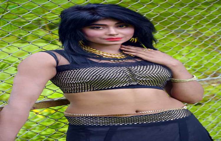 &lsquo;ভালোবাসি তাই ভালোবেসে যাই&rsquo; ছবিতে তার বিপরীতে অভিনয় করছেন নবাগত নায়ক সুমন। ছবিটি পরিচালনা করছেন যৌথভাবে জাবেদ ও অ্যাপলো।