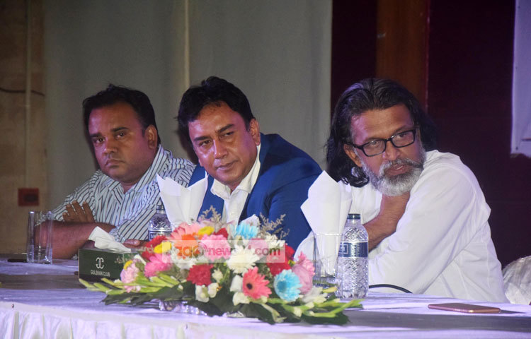 আগামীকাল (২৯ জুলাই) থেকে প্রতি শুক্রবার রাত ১১টায় বিরতিহীনভাবে এই ধরনের এক ঘণ্টার নাটকগুলো প্রচার হবে। এ বিষয়ে মাহফুজ আহমেদের প্রযোজনা প্রতিষ্ঠানের সঙ্গে বিজ্ঞাপনদাতা প্রতিষ্ঠান হিসেবে সম্পৃক্ত হয়েছে ক্রাউন সিমেন্ট, স্কয়ার ও অ্যালপেন এলিভ। ছবি : মাহবুব আলম।