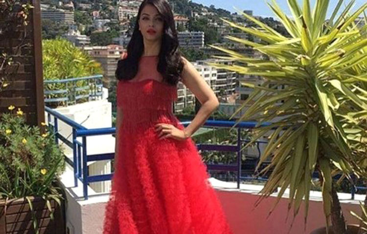 লাল গাউনের সঙ্গে ঐশ্বরিয়া উজ্জ্বল লাল লিপিস্টিকে রূপের দ্যুতি ছড়ান। ছবি : ইন্সটাগ্রাম।