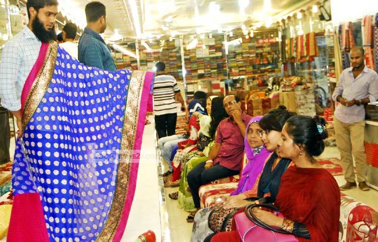 ঈদ আসতে আর মাত্র কয়েকদিন বাকি থাকলেও খুব একটা জমে ওঠেনি রাজধানীর মিরপুরের বেনারসি পল্লীর&nbsp; দোকানগুলো। ছবি : বিপ্লব দিক্ষিৎ।