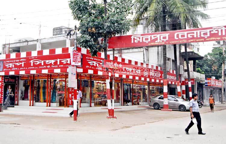 পাইকারি অনেক ক্রেতা শাড়ি কিনতে ভারত যাচ্ছেন। এ জন্য এবারের ঈদ বাজারে মিরপুরের বিখ্যাত বেনারসি পল্লীতে ভিন্ন চিত্র দেখা যাচ্ছে বলে দাবি করছেন এখানকার ব্যবসায়ীরা। ছবি : বিপ্লব দিক্ষিৎ।