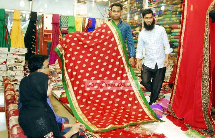 এখানকার দোকানগুলোতে রমজানের আগে ক্রেতাদের ভিড় থাকলেও এখনো দেখা মেলছে না ঈদের আমেজ। ছবি : বিপ্লব দিক্ষিৎ।