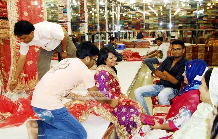 বেনারসি পল্লীর দোকানগুলোতে মাঝে মধ্যে দুয়েকজন ক্রেতা আসলেও বিক্রি খুবই কম বলে জানিয়েছে এখানকার বিক্রেতারা। ছবি : বিপ্লব দিক্ষিৎ।