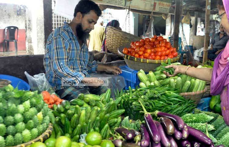 সবজির দাম হাতের নাগালে থাকায় সবাই প্রয়োজনমত সবজি কিনতে পেরে আনন্দিত। ছবি : বিপ্লব দিক্ষিৎ।