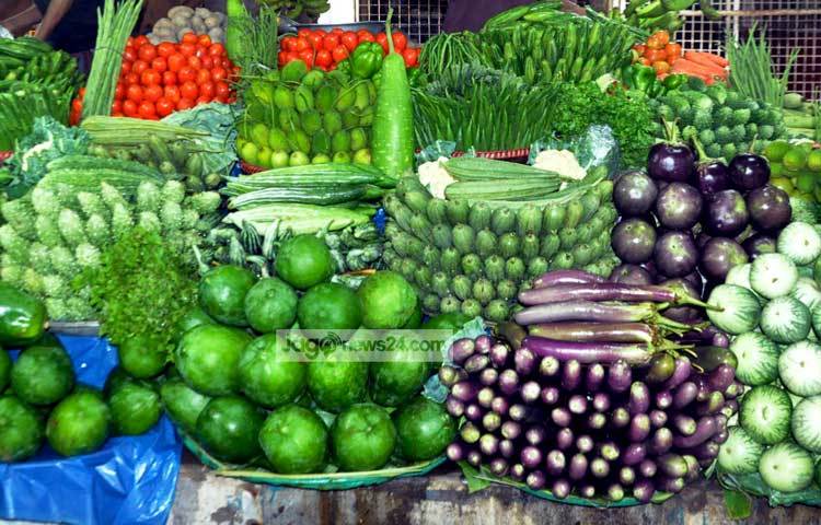 বাজারে তরজাতা সবজির সমারোহ। ছবি : বিপ্লব দিক্ষিৎ।