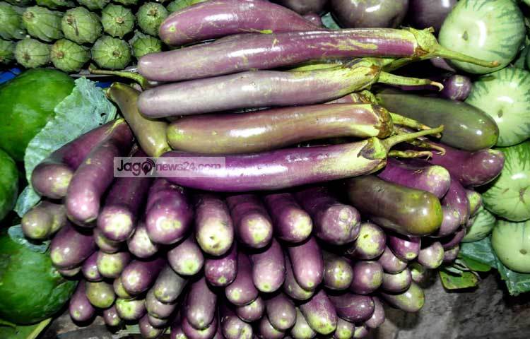 বগুড়া, ফরিদপুর, মাদারীপুরসহ দেশের বিভিন্ন জেলা থেকে রাজধানীতে প্রতিদিন তাজা সবজি আসছে। ছবি : বিপ্লব দিক্ষিৎ।