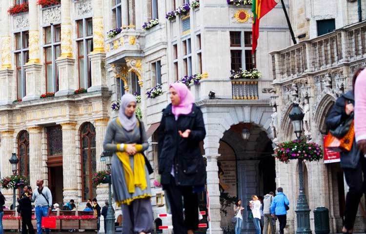 বেলজিয়াম : ২০১১ সাল থেকে বেলজিয়ামে বোরকা পরা নিষিদ্ধ রয়েছে। সেখানকার আইন অনুযায়ী&nbsp; বোরকা পরলে জরিমানাসহ ৭ দিনের জেলও হতে পারে।