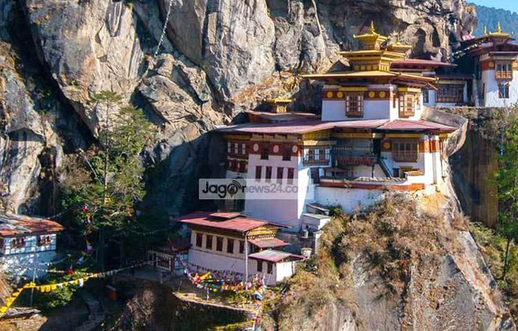 পাহাড়েরর সঙ্গে ঘর-বাড়ি নির্মাণ করা হয়েছে। পাহাড়ের চূড়ায় নীল আকাশ হাত বাড়িয়ে ডাকছে সৌন্দর্যপ্রেমীদের। ছবি : হৃদয় দেবনাথ।