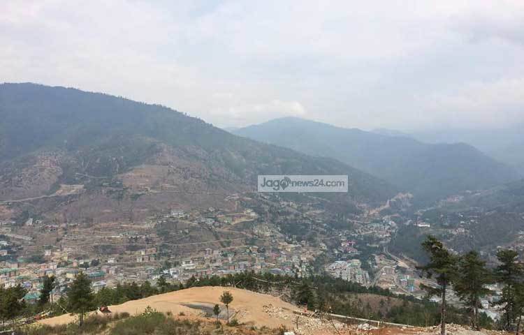 পাহাড়ের সবুজমায়া ভুটানের এই শহরের সঙ্গে মাখামাখি করছে। ভুটানের এই দৃশ্য দেখতে বিশ্বের নানা প্রান্ত থেকে ভ্রমণ পিপাসুরা ছুটে আসেন। ছবি : হৃদয় দেবনাথ।