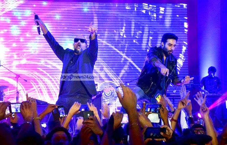 বৃহস্পতিবার সন্ধ্যায় (৫ মে) রাজধানীর বসুন্ধরা ইন্টারন্যাশনাল কনভেনশন সিটির নবরাত্রি হলে &lsquo;বিশাল অ্যান্ড শেখর লাইভ ইন ঢাকা ফিচারিং শ্রুতি পাঠক&rsquo; কনসার্ট অনুষ্ঠিত হয়। ছবি : মাহবুব আলম।