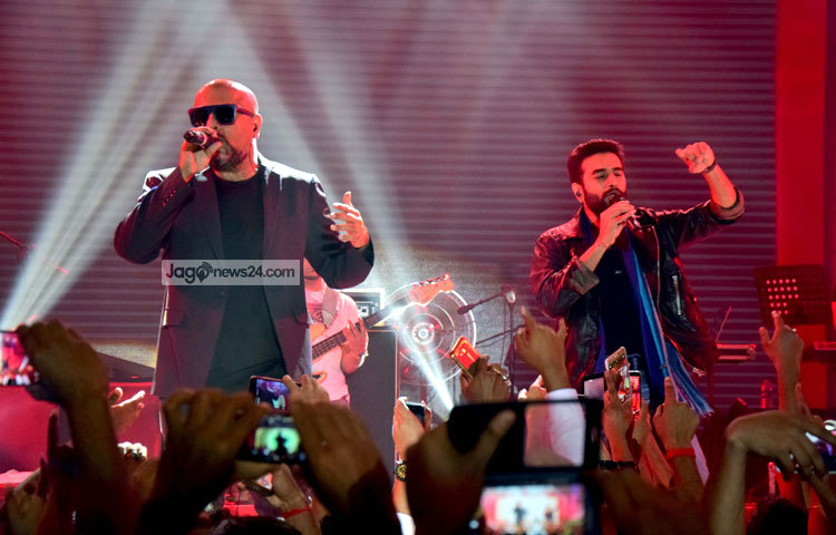 বিশাল-শেখর একে একে তাদের &lsquo;সালাম নমস্তে&rsquo;, &lsquo;দাস বাহানে&rsquo;, &lsquo;আই হেট লাভ স্টোরি&rsquo; গানগুলো একটানা পরিবেশন করেন। ছবি : মাহবুব আলম।