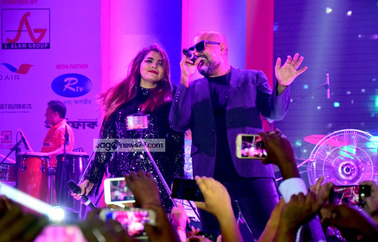 সুরের যাদুতে বিমোহিত করছেন ঢাকাই শ্রোতাদের। ছবি : মাহবুব আলম।