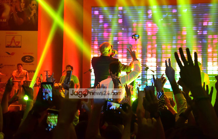 কনসার্টে রবীন্দ্রসংগীত পরিবেশন করতেও ভুললেন না বিশাল-শেখর জুটি। &lsquo;যদি তোর ডাক শুনে কেউ না আসে&rsquo;-এ রবীন্দ্রসংগীতে শেখরের সঙ্গে কণ্ঠ মিলিয়েছেন বিশালও। ছবি : মাহবুব আলম।