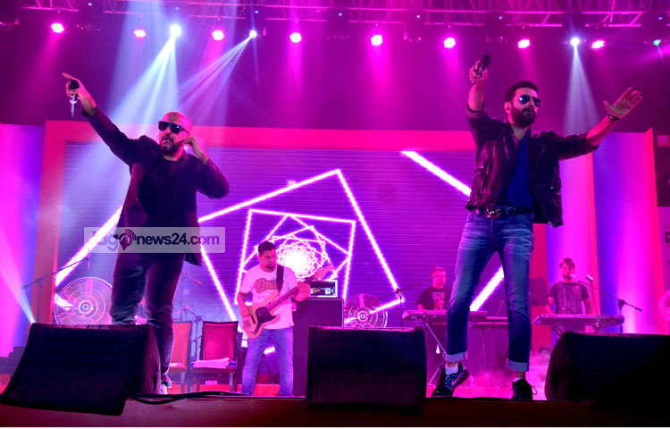 বিশাল-শেখর শ্রোতাদের কাছে ছুঁড়ে দিয়েছেন গানের বাণী। ছবি : মাহবুব আলম।