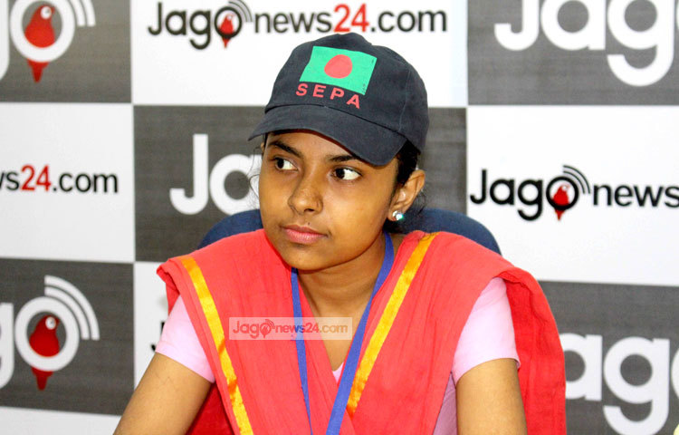 স্বপ্নজয়ী রোজিনা আক্তার জাগো নিউজকে বলেন, &lsquo;অনেকে পড়াশোনা শেষ করেও চাকরি পান না। অথচ আমি এইচএসসি পাস করে প্রশিক্ষণের মাধ্যমে এতো বড় কোম্পানিতে চাকরি পেলাম। সত্যিই আমি ভাগ্যবতী।&rsquo; ছবি : বিপ্লব দিক্ষিৎ।