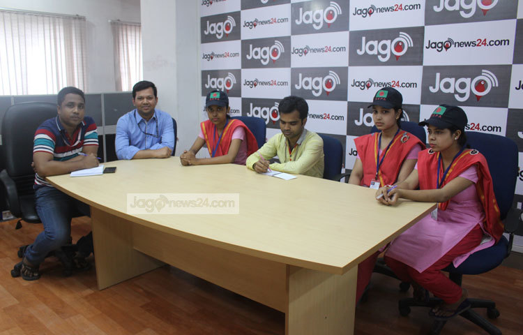জাগো নিউজ কার্যালয়ে স্বপ্নজয়ী তিন কন্যা সাক্ষাৎকার দিচ্ছেন। ছবি : বিপ্লব দিক্ষিৎ।