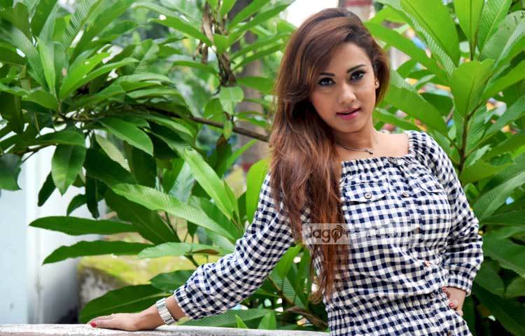 জনপ্রিয় চিত্রনায়িকা ইয়ামিন হক ববি পর পর কয়েকটি ছবিতে অভিনয় করে দর্শকদের হৃদয় জয় করে নিয়েছেন। এফডিসি থেকে ববিকে ক্যামেরাবন্দি করেছেন আলোকচিত্রী মাহবুব আলম।&nbsp;