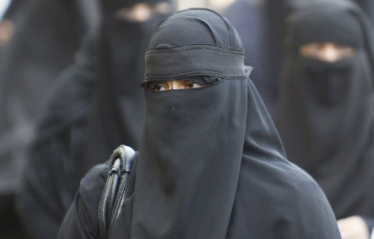 ক্যামেরুন : ২০১৫ সালে নিষিদ্ধ জঙ্গি সংগঠন বোকোহারামের ২টি আত্মঘাতী হামলার পর উত্তর-পশ্চিম অঞ্চলের সরকার পুরো মুখ ঢেকে বোরকা পরা নিষিদ্ধ করেছে। ওই হামলা দুটোয় ১৩ জন নিহত হয়।