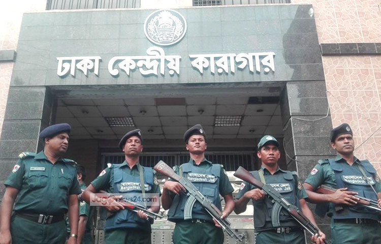 ঢাকা কেন্দ্রীয় কারাগারে মোতায়েন করা হয়েছে গোয়েন্দা পুলিশ, র&zwnj;্যাব ও থানা পুলিশ। এছাড়াও অতিরিক্ত জেল পুলিশও মোতায়েন করা হয়েছে। ছবি : আদনান রহমান।