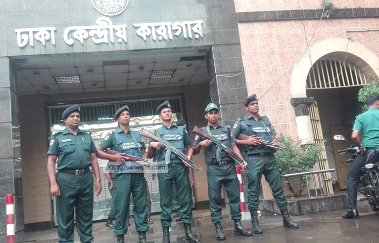 সোমবার দুপুর সাড়ে ১২টায় ঢাকা কেন্দ্রীয় কারাগার এলাকায় সরেজমিনে দেখা যায়, জেল পুলিশ সদস্যরা কারাগারের মূল ফটকের বাইরে স্বশস্ত্র অবস্থান নিয়েছেন। ছবি : আদনান রহমান।