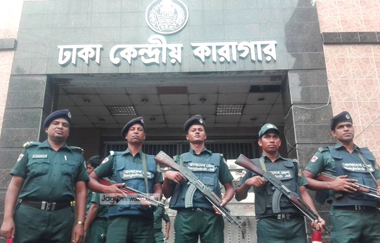 সেই সঙ্গে ঢাকা কেন্দ্রীয় কারাগারে আশপাশ এলাকা দিয়ে র&zwnj;্যাব-১০ এর মোবাইল টিমকে টহল দিতে দেখা গেছে। ছবি : আদনান রহমান।