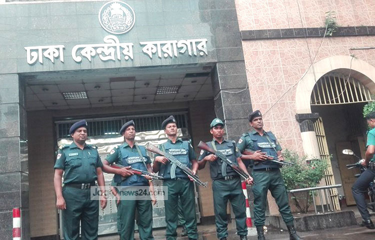 অন্যদিকে ঢাকা কেন্দ্রীয় কারাগারে ডিবি পুলিশের কয়েকজন সদস্যকে ফটকের বাইরে অবস্থান করতে দেখা গেছে। ছবি : আদনান রহমান।