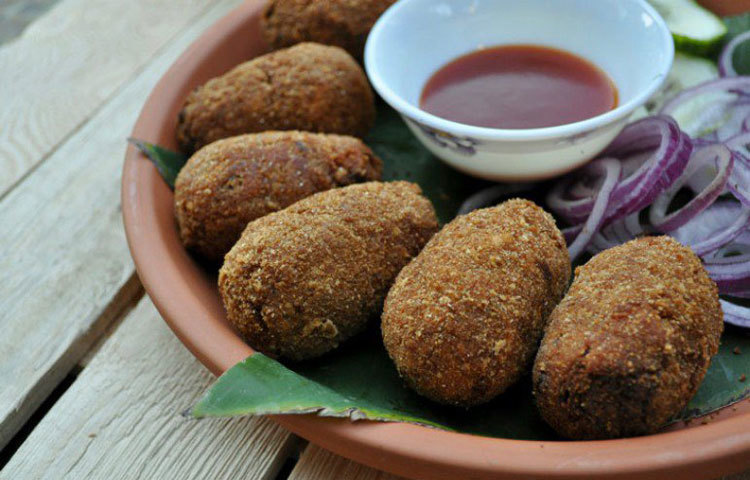 চপ : সান্ধ্যার আড্ডায় গল্পে গরম গরম আলুর চপ। যদিও ভেজিটেবল, মাংস, ডিম, চিংড়ি, পেঁয়াজি, বেগুনি হিট লিস্টে রয়েছে সকলেই। মুড়ির সঙ্গে চপ, আড্ডা জমতে বাধ্য।