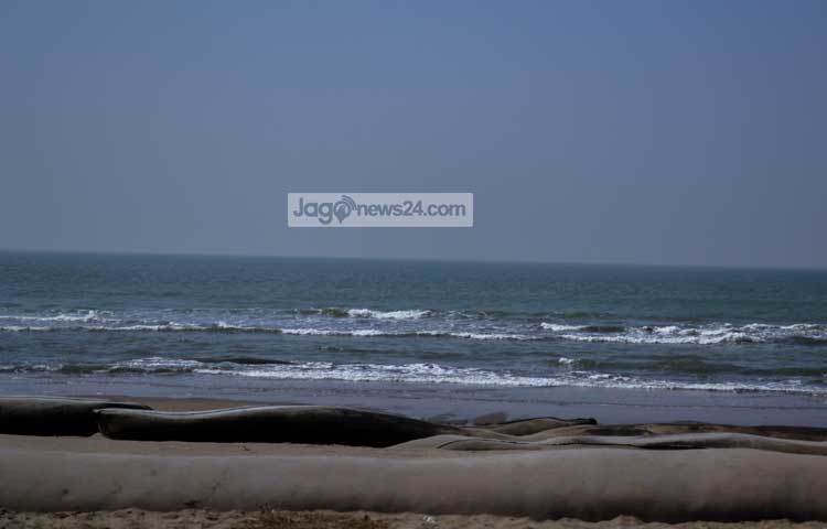 কক্সবাজার সৈকতের মায়াবী বিকেল বেলা। বিশাল জলরাশির সঙ্গে মিশেছে নীল আকাশ। ছবি : হোসেন ইমরাত রিমেন।