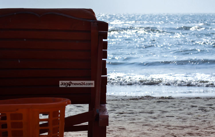 ঢেউ আছড়ে পড়ছে সৈকতের বুকে। এ দৃশ্য দেখে যে কারো হৃদয় নিমেষেই জুড়িয়ে যাবে। ছবি : হোসেন ইমরাত রিমেন।