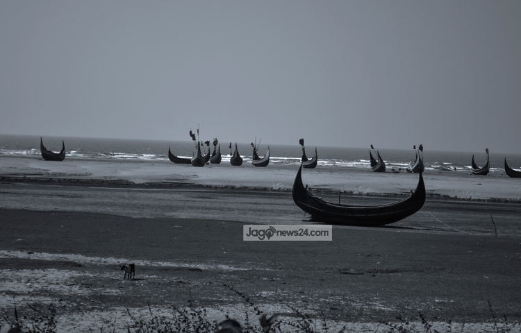 কক্সবাজার সৈকতে দাঁড়িয়ে রয়েছে দৃষ্টি নন্দন নৌকা। সাগরের উত্তাল ঢেউয়ের সঙ্গে মিতালী করে বেড়ায় এসব নৌকা। ছবি : হোসেন ইমরাত রিমেন।