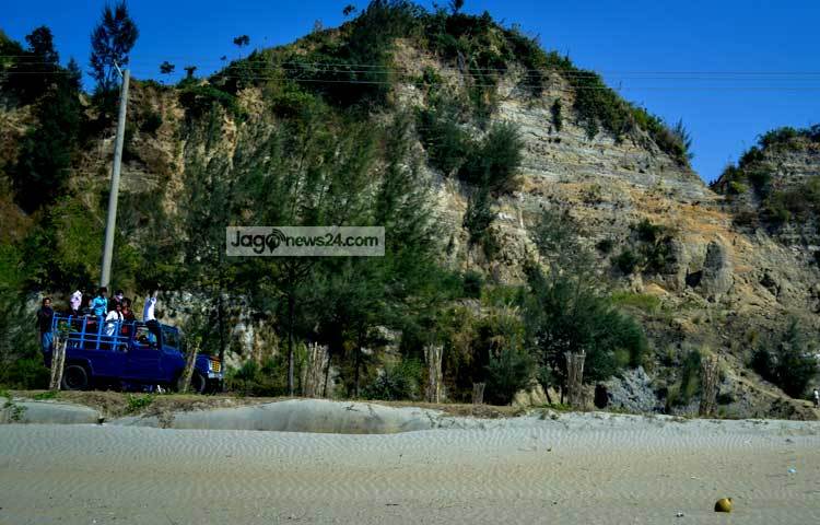 সৈকতের বালুকারাশি উপরে নীল আকাশ-এমন মনোমুগ্ধকর দৃশ্য উপভোগ করছেন পর্যটকরা। ছবি : হোসেন ইমরাত রিমেন।
