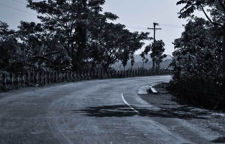 সৈকতের বুকে হারিয়ে যাওয়ার রাস্তা। এখান থেকে সবাই কক্সবাজারের সৌন্দর্যে অবগাহন করতে যান। ছবি : হোসেন ইমরাত রিমেন।