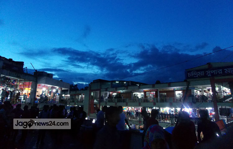 &lsquo;ঢাকার শহর আইসা আমার আশা পুরাইছে, লাল লাল নীল নীল বাতি দেইখা নয়ন জুড়াইছে&rsquo;-সন্ধ্যায় ঢাকার এই মায়াবী চিত্র দেখলেই এ গানের কথা মনে পড়ে যায়। ছবি : রবিউল ইসলাম পলাশ।