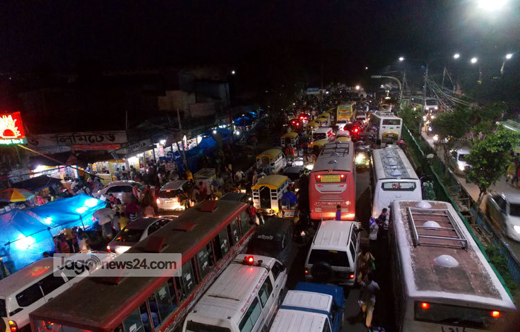 প্রতিদিনই সন্ধ্যার সময় ঢাকার ব্যস্ততম রাস্তাগুলোতে এরকম জ্যাম পড়ে। ছবি : রবিউল ইসলাম পলাশ।